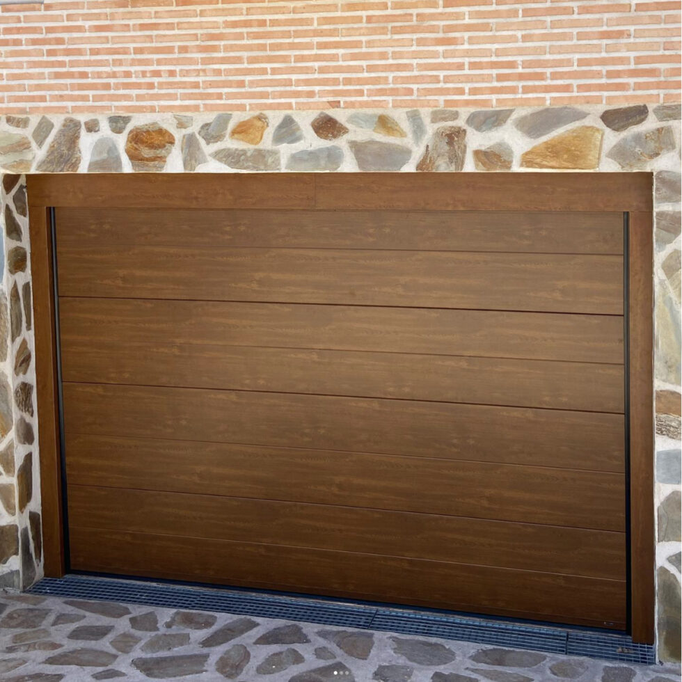 puerta-de-garaje-imitacion-madera-980x980